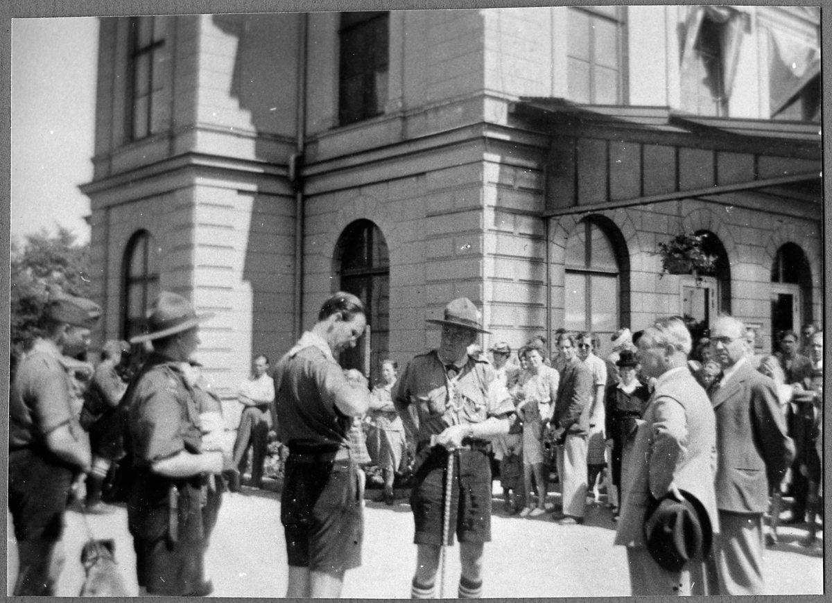Ett extratåg med scouter som ska till riksscoutlägret 1946 ankommer till Västervik.