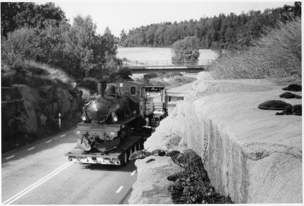 Norsholm-Västervik-Hultsfreds Järnvägar, NVHJ lok 22 transporteras på lastbilstrailer strax söder om Verkebäck på väg till Vadstena.