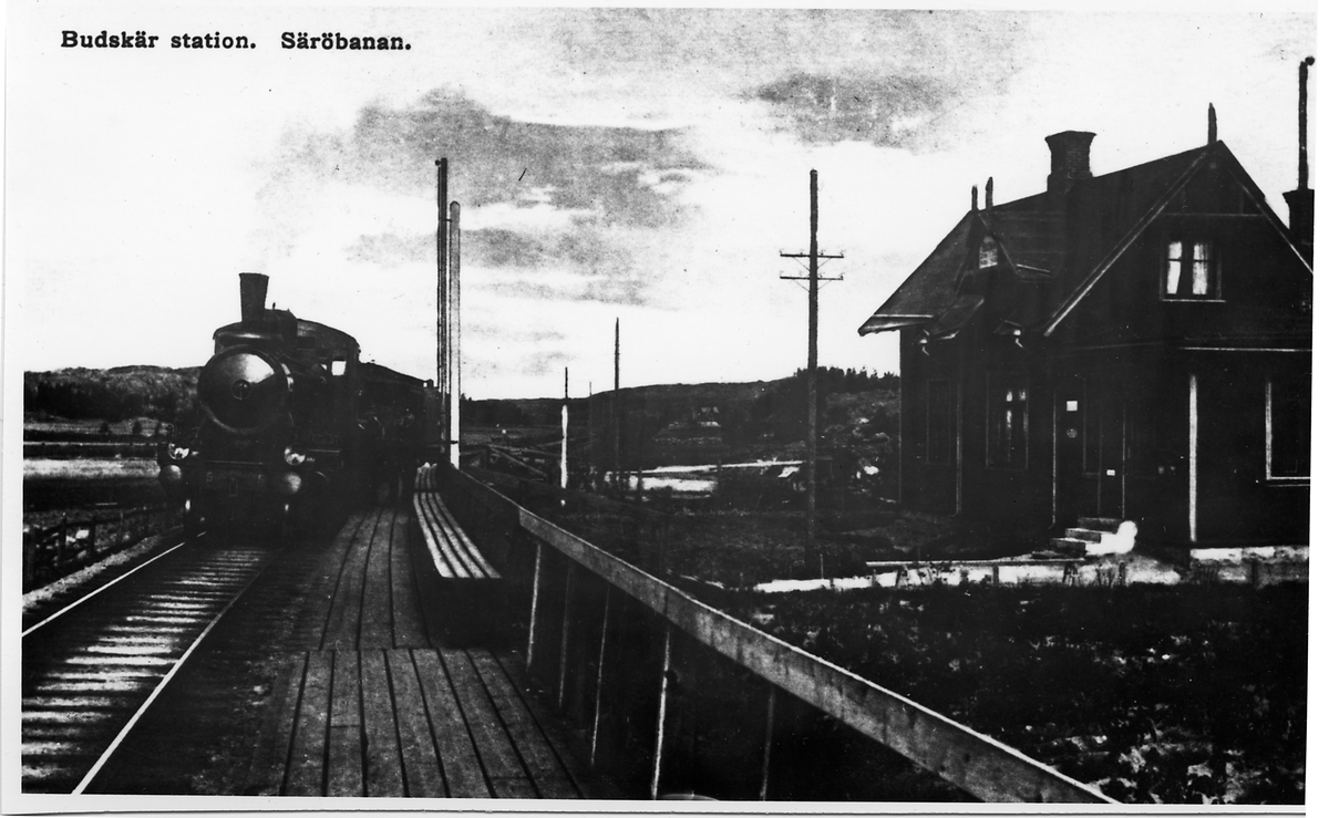 Kopia av vykort. Göteborg-Särö järnväg, GSJ lok 5 vid Budskär station.