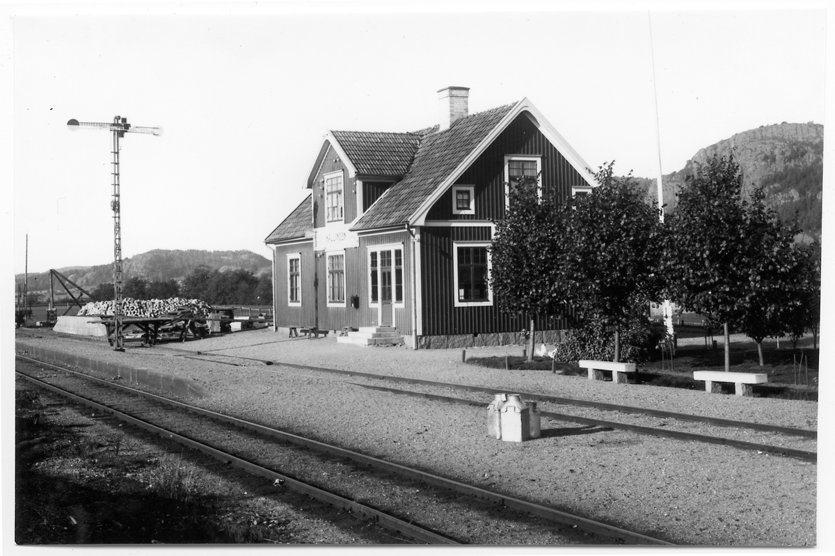 Hallinden station.