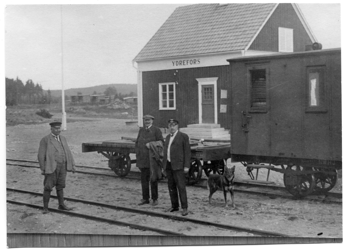 Ydrefors station med baningenjör Hj. Malmstedt samt stinsen från Vimmerby i uniform och byggnadschefen Jehander.