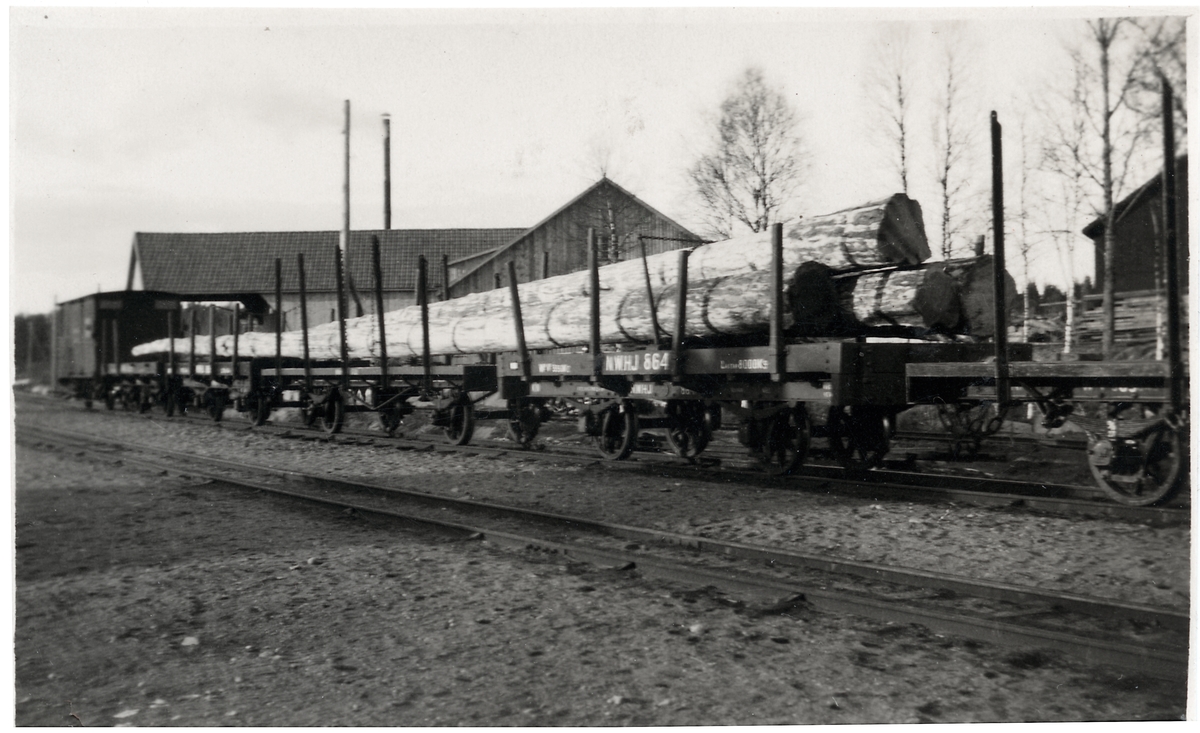 Transport av stolpar från Norrkvill station till England via Verkebäcks hamn.