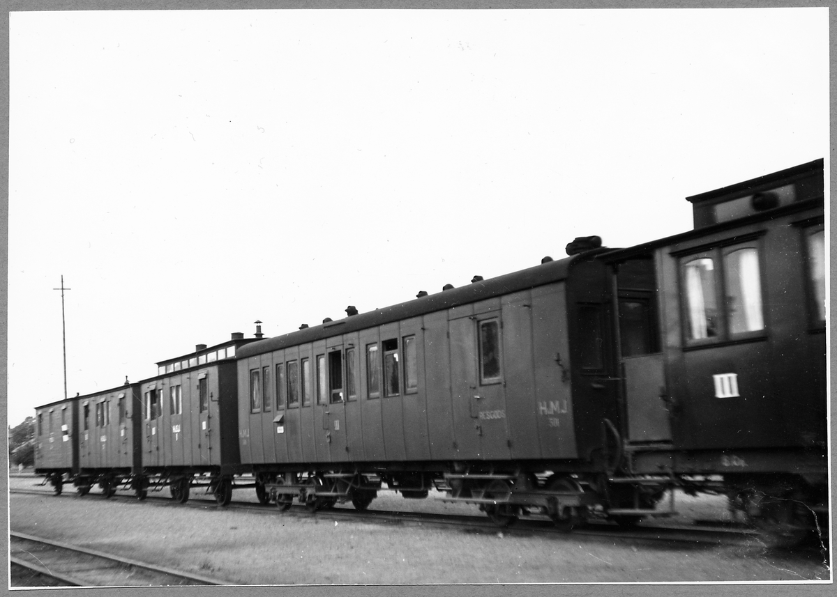 Vetlanda-Sävsjö järnväg, HvSJ personvagnar och Vetlanda-Målilla järnväg, HvMJ resgodsvagn.