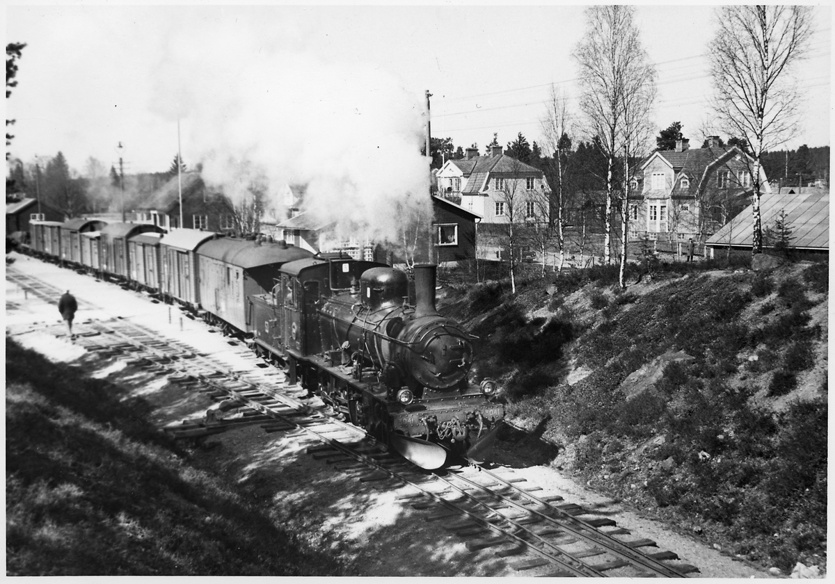 Godståg drivet av Statens Järnvägar, SJ Gp 3041 avgår från Älghults station.