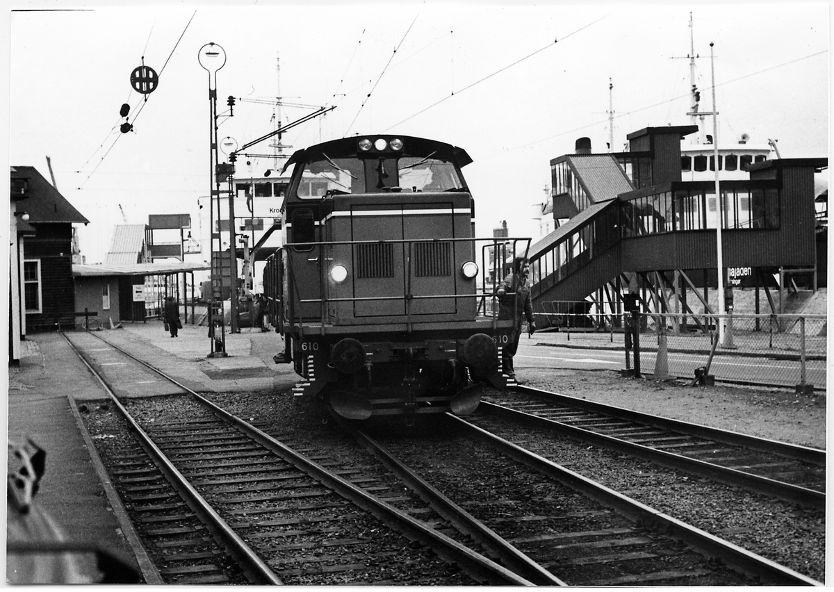 Statens Järnvägar, SJ Z66 610.
Till vänster i bild bil- och tågfärjan M/S Kronborg, till höger i bild bil- och tågfärjan M/S Najaden.
