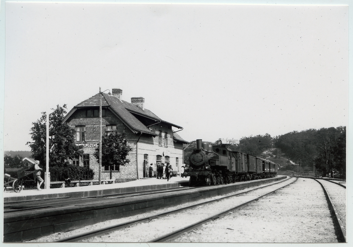 Statens Jarnvagar Sj J 1336 Vid Ljungskile Station 1930 Jarnvagsmuseet Digitaltmuseum