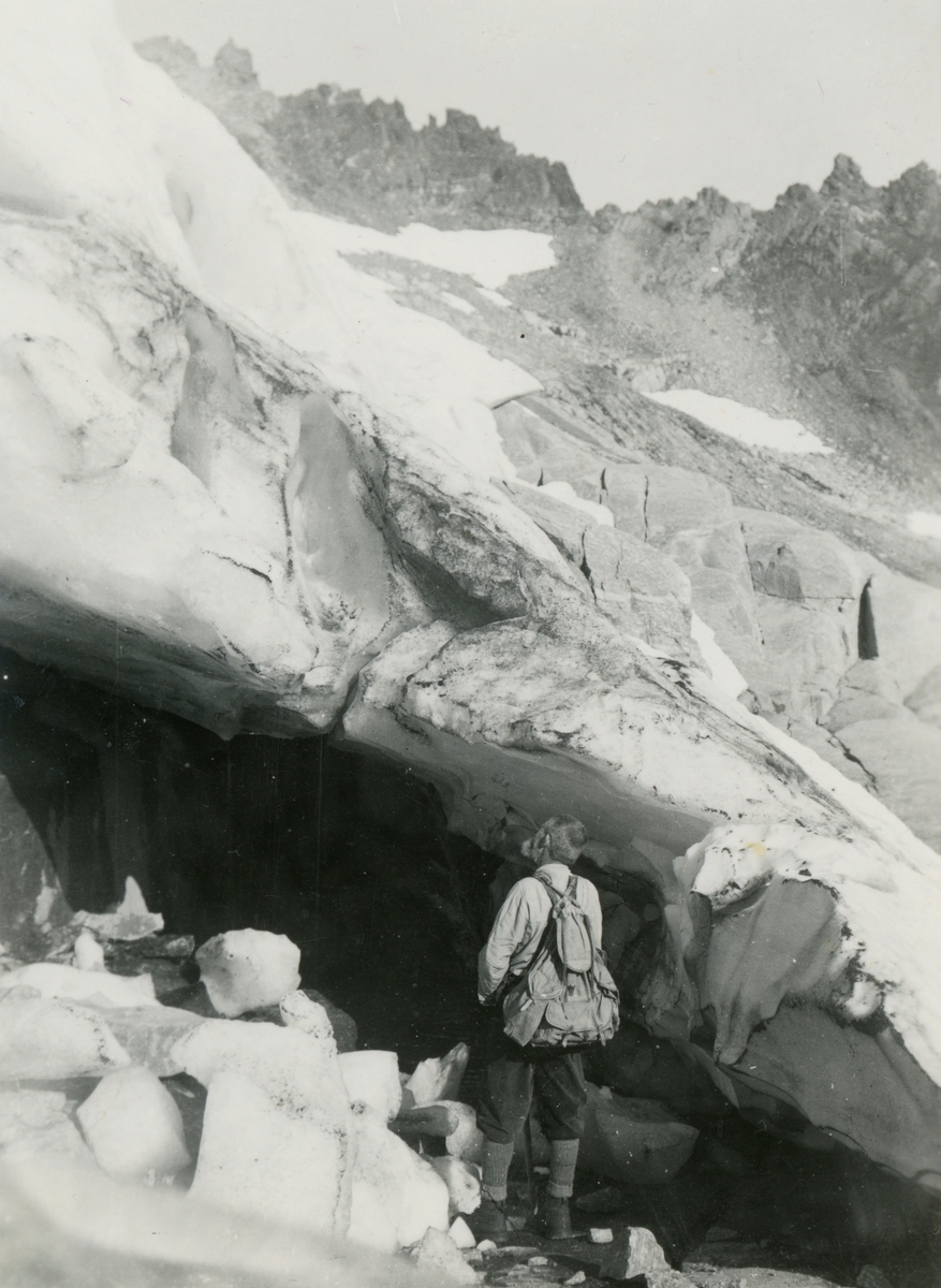 Ingvald Skjeldrup står å betrakter en isbre ved Alpene.