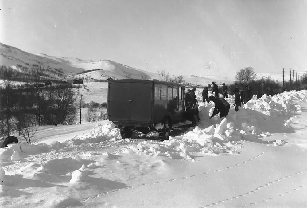 buss må ha hjelp med snørydding