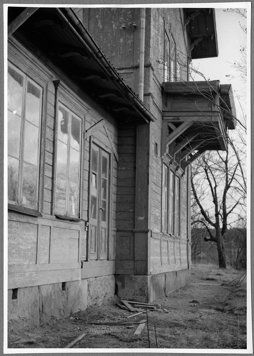 Stationen anlades 1859. 
Nytt stationshus, envånings i trä, uppfördes 1946-47 ca 100 m väster om den smalspåriga banans stationshus.
