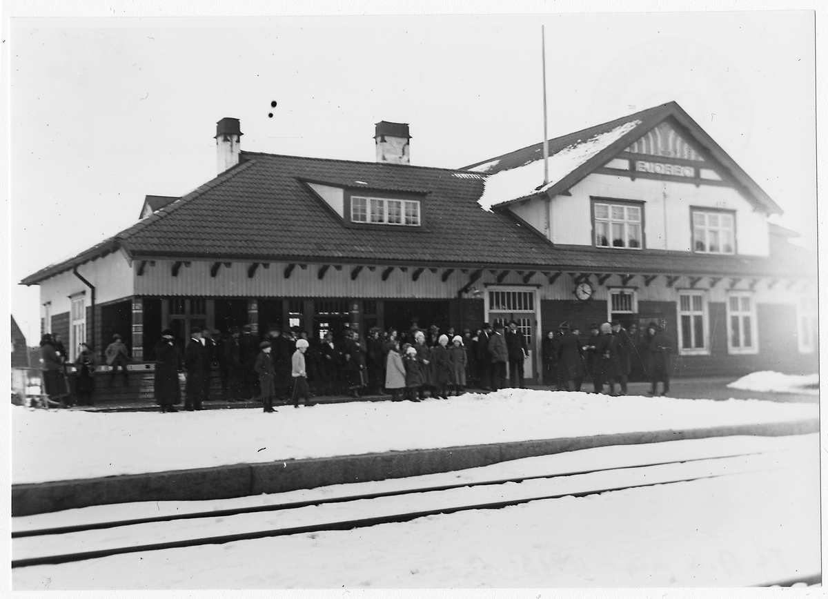 Björbo station SWB år 1922.
SWB Stockholm - Västerås - Bergslagens Järnväg.
Stationen uppfördes 1902. Några större ombyggnadsarbeten har sedan dess ej företagits. Biljettförsäljningen nedlagd 1995-96