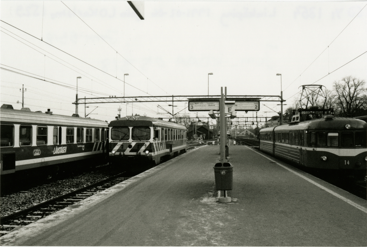 Statens Järnvägar SJ Y1 1354 till vänster. TGOJ X22-14 till höger.