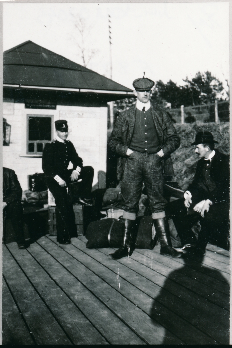 I väntan på Tåg, påsken 1902
Fr.h greve Claes Legerberg
greve Nils von Rosen
Volontären Kalle Johansson