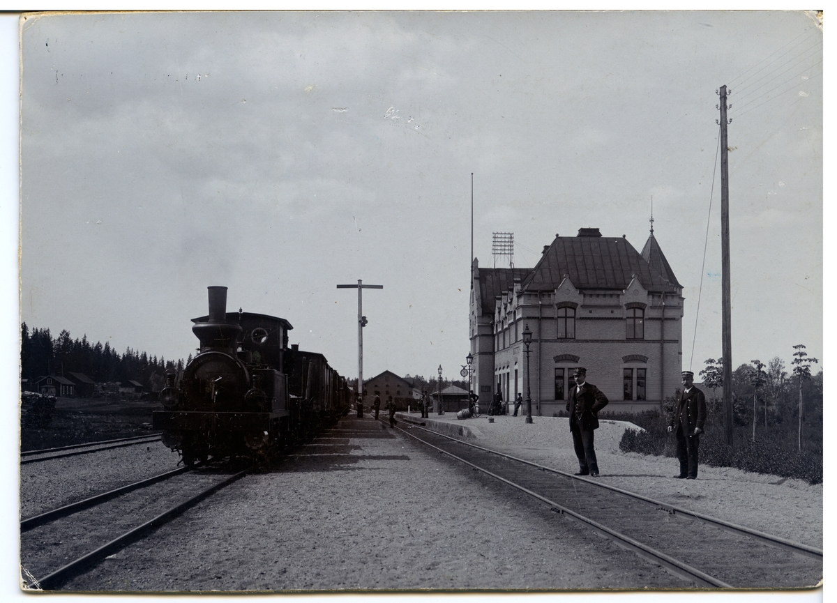 Uttersberg station år 1906 Tåg mot  Köping med lok nr2.  Postiljon och konduktör äro bröderna Thorgren.KUJ lok 2.