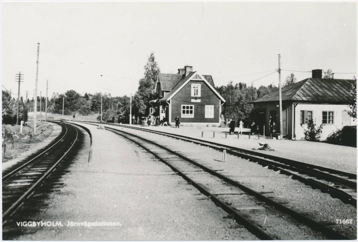 Viggbyholm öppnad först som hållplats 1903 och sedan  1908 som station . En- och enhalvvånings stationshus i trä. Under 1940-talet moderniserades och ombyggdes stationen. Bangården utbyggdes 1945 med ett nytt stickspår och fick 1946 en tretons elektrisk lyftkran. Godstrafiken upphörde 1960. Här syns stationen förre renoveringen.