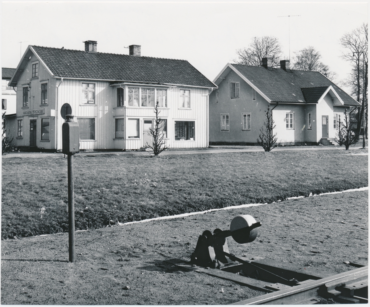 Vårgårda station. Statens Järnvägar, SJ. De första husen vid Vårgårda station, järnvägens boställshus till höger. Banan öppnades 1857, elektrifiering 1926 och fick dubbelspår 1954.