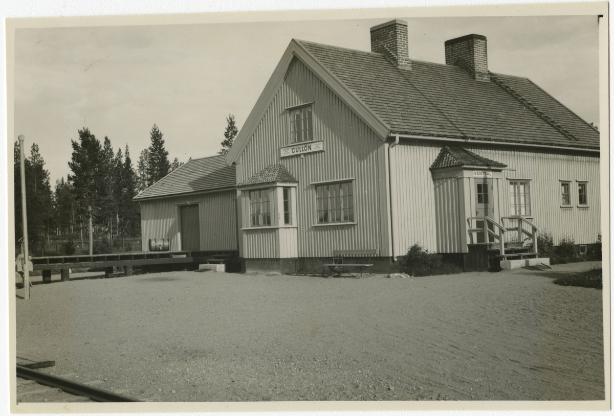 Hållplats anlagd 1932. Envånings stationshus i trä, sammanbyggt i vinkel med godsmagasinet.