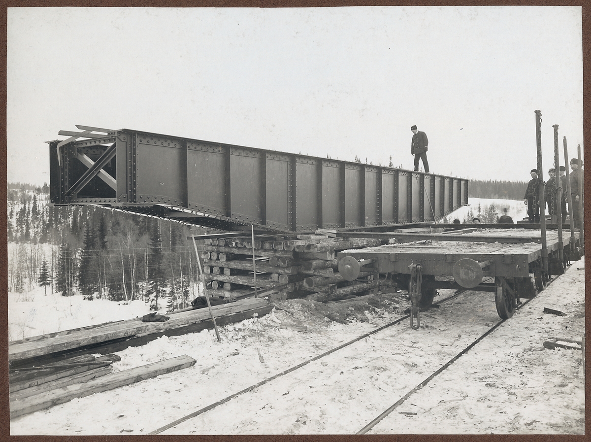 Lossning av bro i stål vid Björnaån på linjen mellan Mellansel och Vännäs.