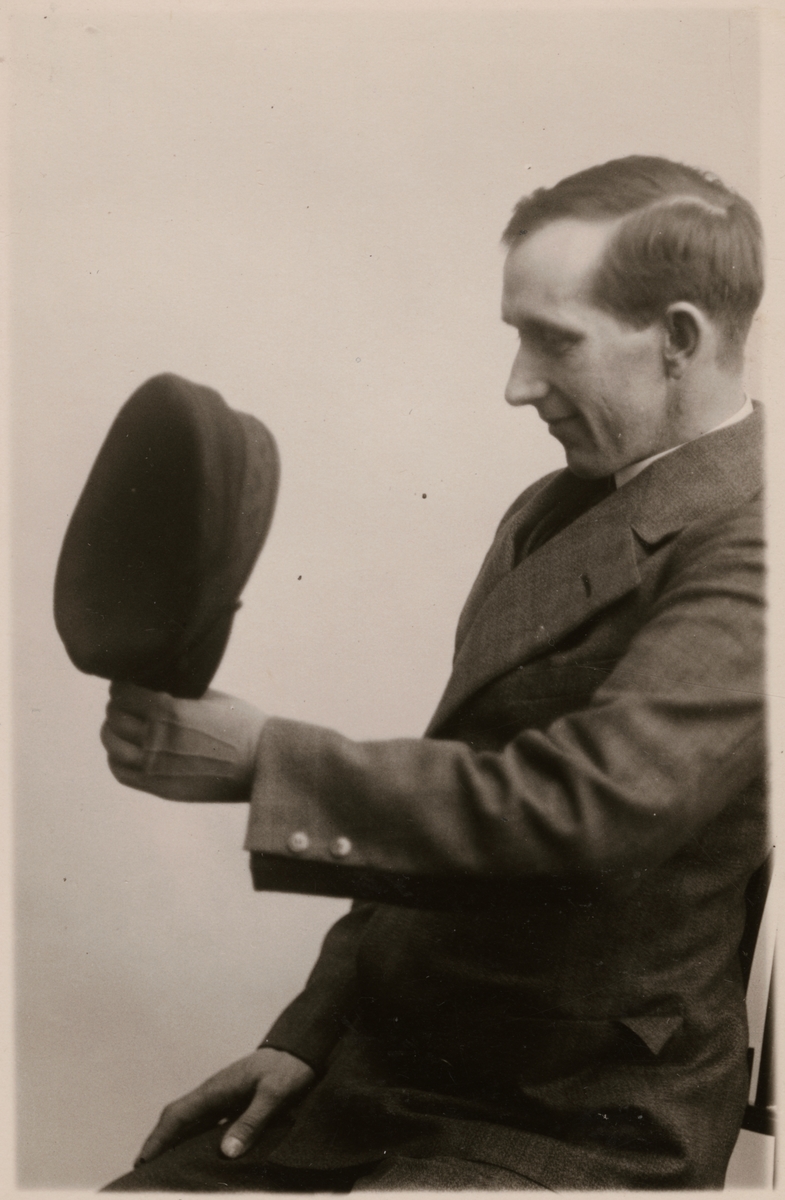 Fotografi från "Redogörelse för tillverkning vid Statens Järnvägars protesverkstad i Nässjö", 1932.
Visar armprotesens rörelseförmåga och användbarhet.