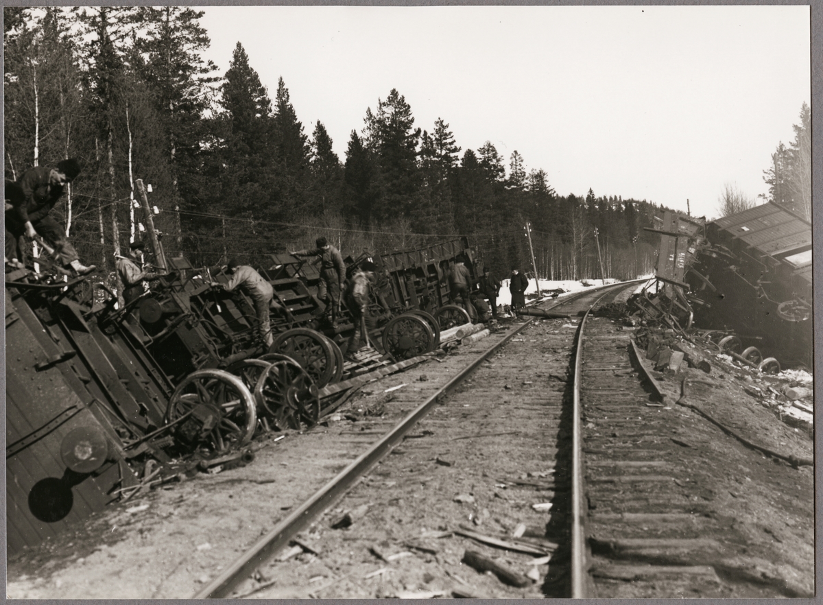 Nedmontering av godsvagnar efter olycka mellan Gastsjön och Kälarne i Jämtland på 1920-talet.