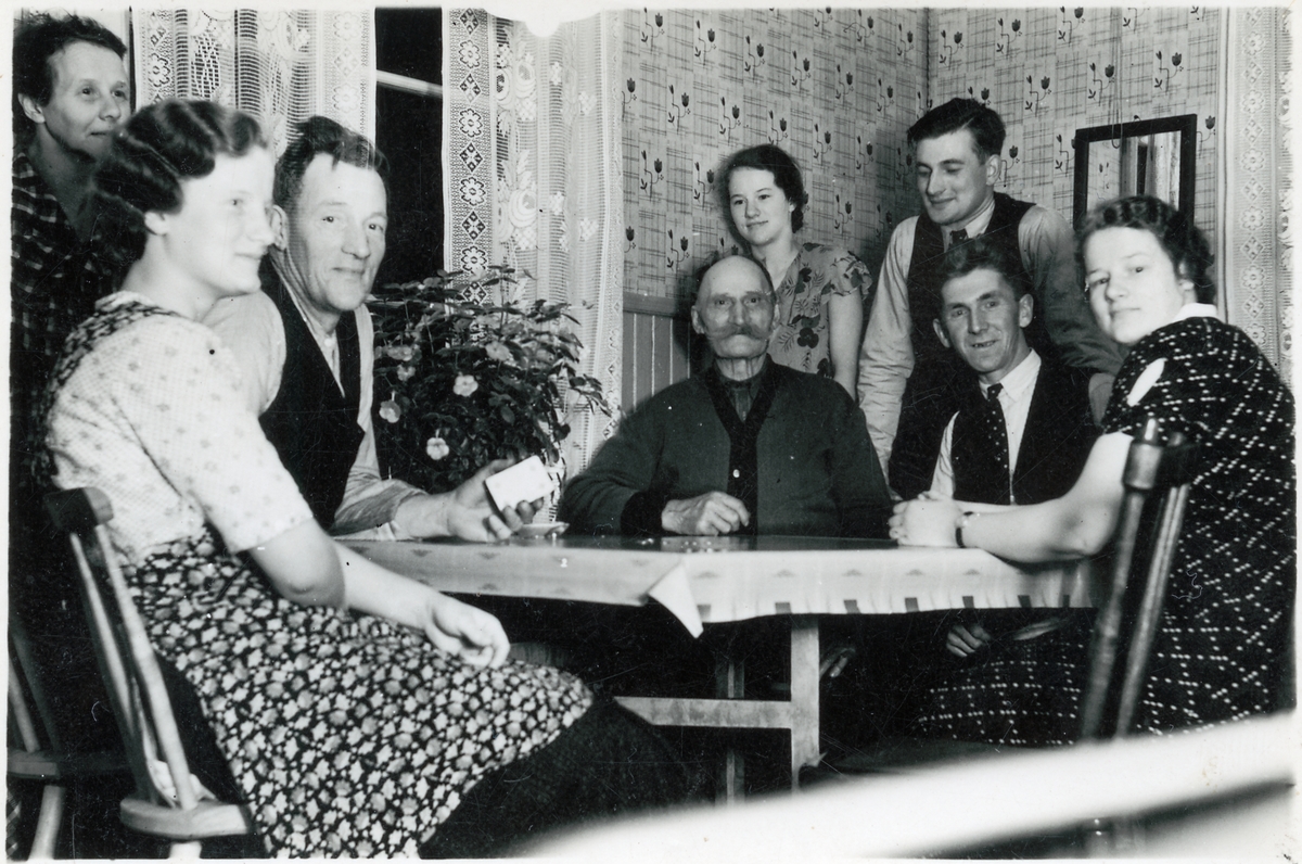 Samlade runt köksbordet. Från vänster: Tekla, Siri, Långsjö-Pelle, farfar Per, Ingeborg Erik, Oskar och Astrid.
