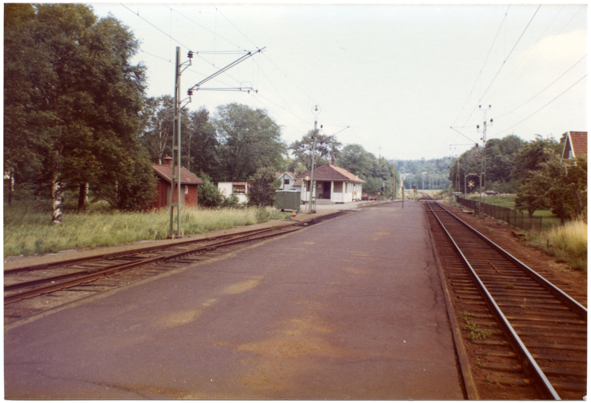 Stationen anlades som hållplats 1905. Trafikplats 1933 och station 1946. Envånings stationshus i trä.