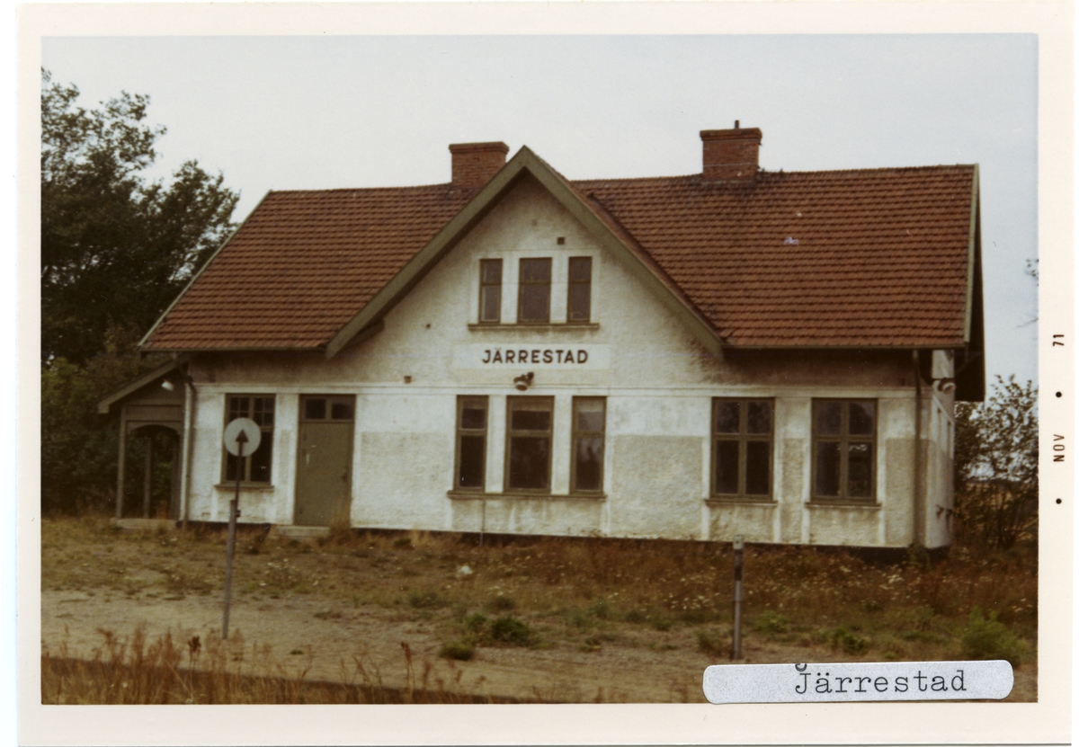 Järrestad station 1971. Simrishamn - Tomelilla Järnväg, CTJ. Stationen öppnades 1882. Blev hållplats 1959 som lades ner 1985. Öppnade en ny hållplats 100 m västerut 1985. Det första stationshuset byggdes 1882 och det andra stationshuset byggdes 1914. Det finns kvar fortfarande som privatbostad. Banan elektrifierades 1996.