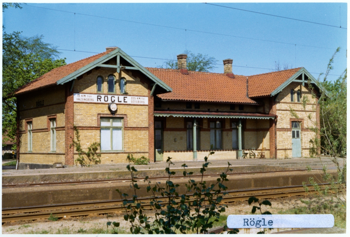 Stationen öppnades 1884. Envånings stationshus i tegel med två gavlar mot banan. Åren 1921-22 tillbyggdes norra flygeln. Elektriferingen kom 1937, Fanns tegelbruk i närheten.