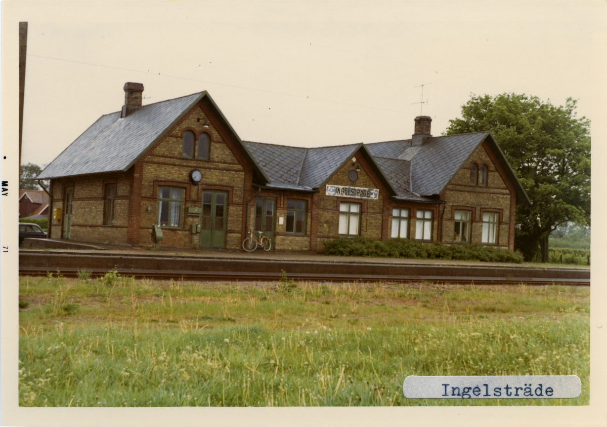 Stationen öppnad 1885 av Skåne - Hallands Järnväg, SHJ. Stationhuset är ett envånings stationshus i tegel med tre gavlar mot banan. Övergick till  till SJ 1896. Elektrifierad 1937. Från 1966 enbart hållplats persontrafiken nedlagd 1972 och godstrafiken nedlagd 1992.