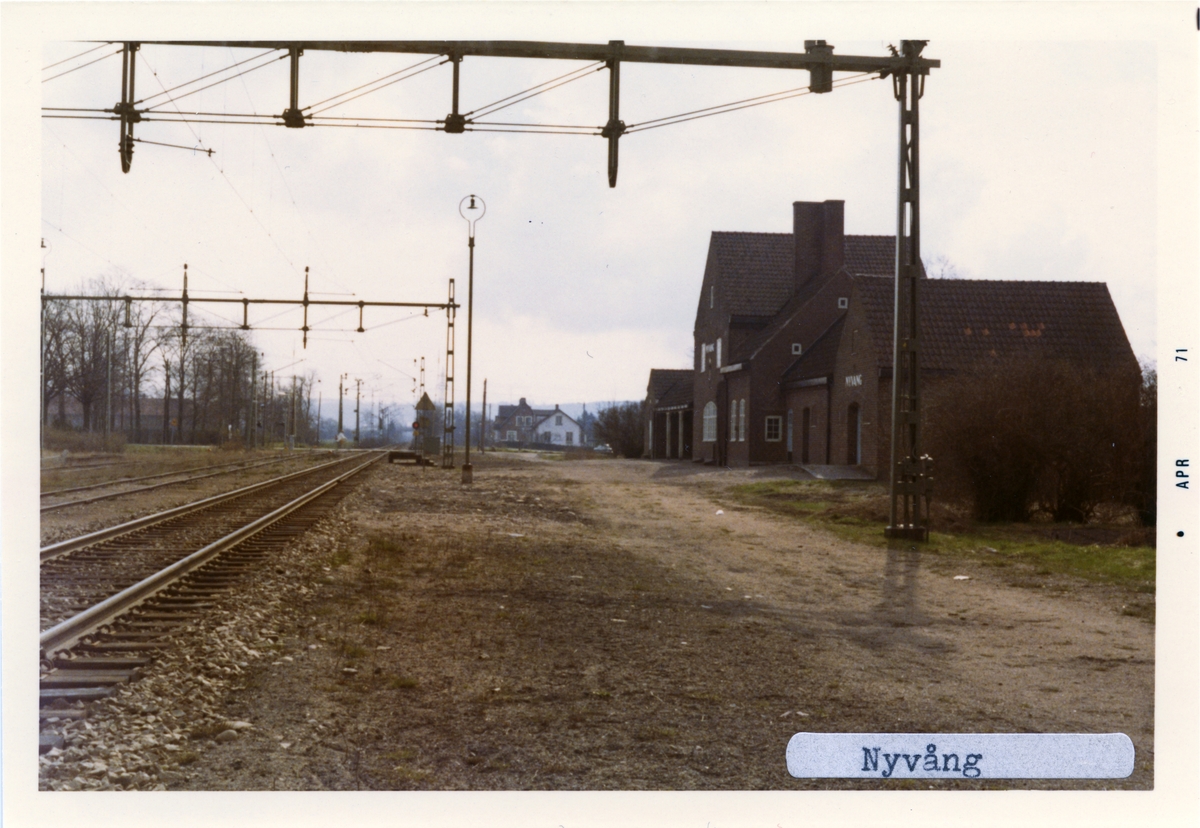 Nyvång blev station 1916 efter att först ha varit håll- och lastplats sedan 1911. Stationshuset revs på 1970-talet i samband med att persontrafiken upphörde.