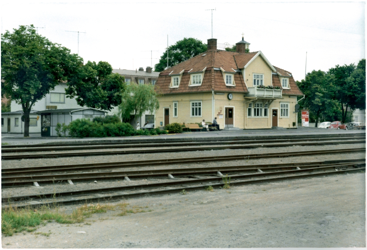 Stationen anlades 1902 och ombyggdes efter en brand 1910. Tvåvånings stationshus i trä. Pressbyrån har kiosk vid stationshuset .
MÅJ , Mönsterås Järnväg