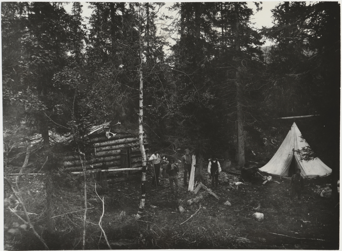 Rallarbostad  i skogen vid 1880- talet