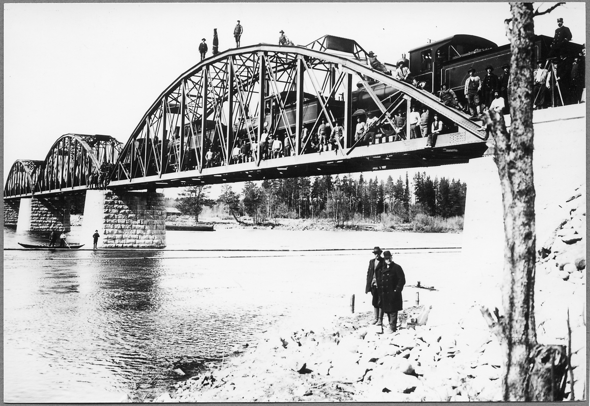 Provbelastning av bro i Gysinge. Sala-Gysinge-Gävle Järnväg, SGGJ lok 1-5.