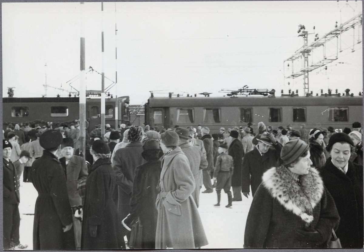 Första eltåget på en station på linjen mellan Söderhamn - Hudiksvall.
