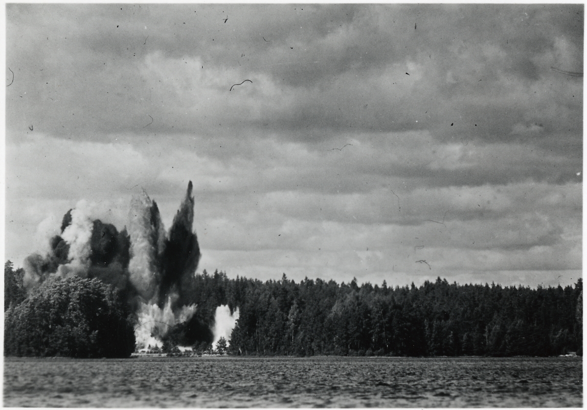 Övningsbombning av järnväg i närheten av Knabbarp.
