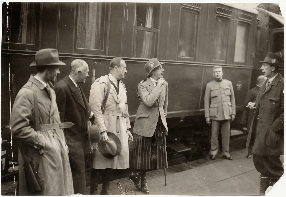 Konung Alfons XIII av Spanien på järnvägsstation.