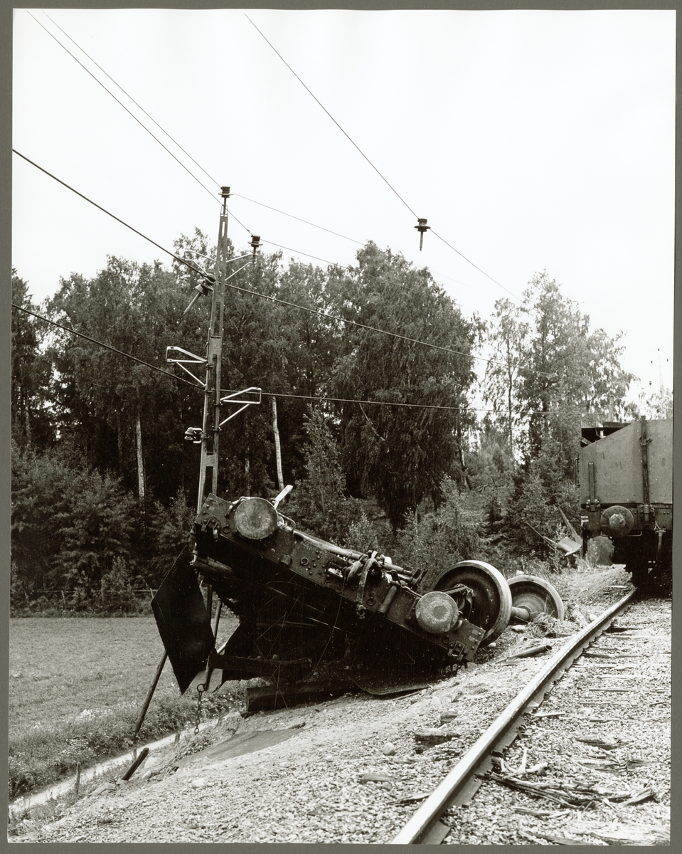 Godsvagn som har vält efter urspårning i Silinge augusti 1970.