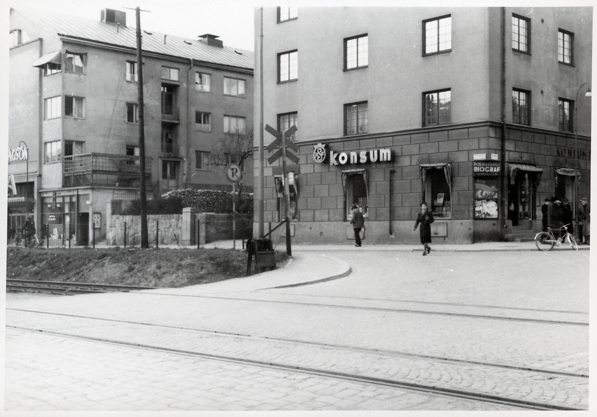Järnvägsövergång vid stationsgatan i Sundbyberg, bilden tagen i riktning mot järnvägsgatan.
Övergången låg på sträckan mellan Sundbyberg och Huvudsta C.