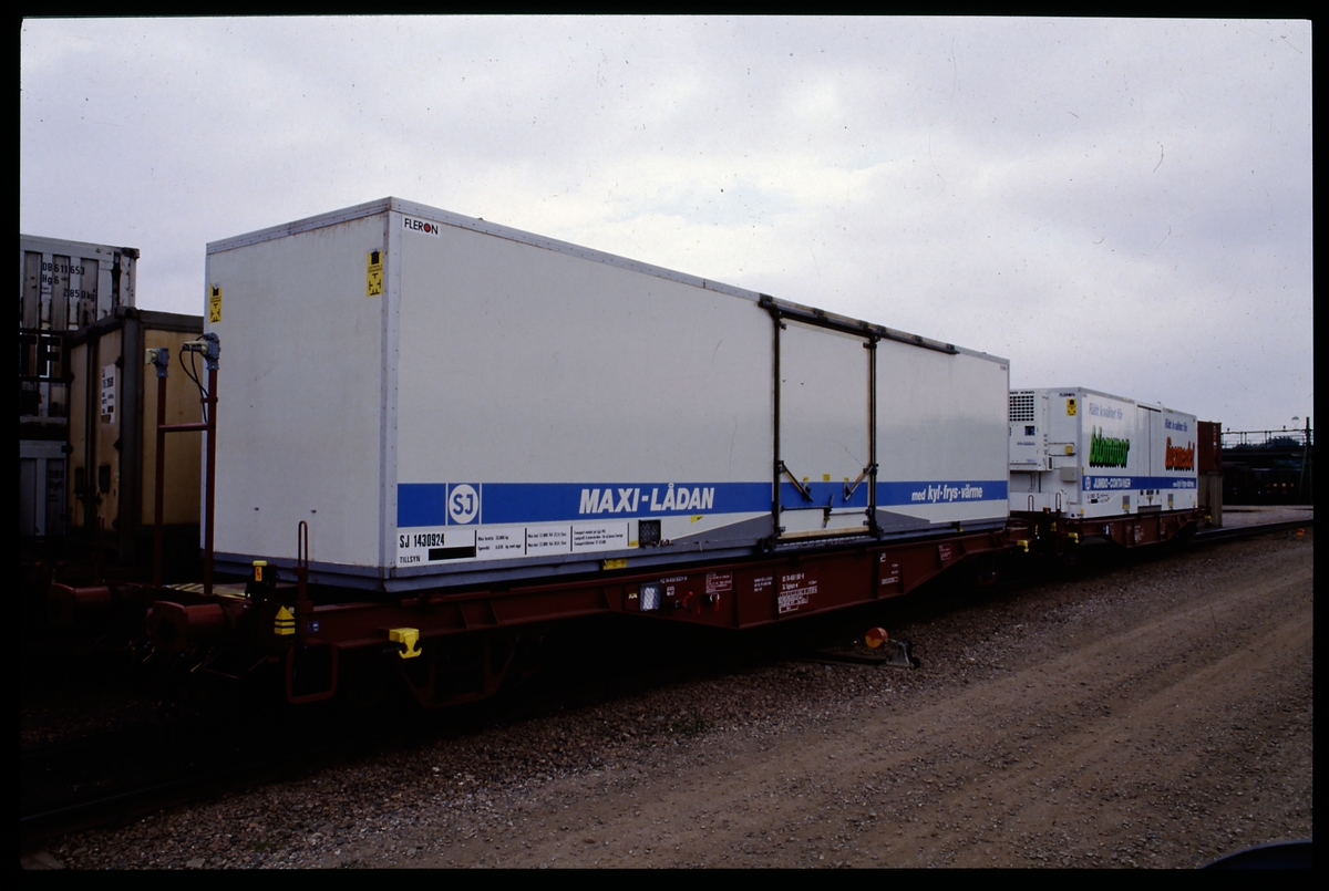 Till vänster SJ container 1430924, Maxi-Lådan, lastad på SJ Sgjnqss-w 82-74-458 1 001-9. Till höger SJ jumbocontainer lastad på SJ Sgjnqss-w-vagn.