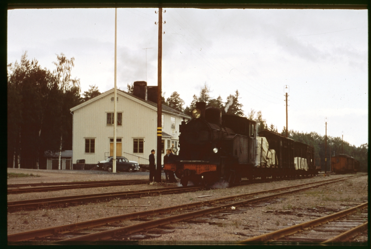 Hällefors - Fredriksbergs Järnväg, HFJ lok 11 med lastade godsvagnar på Fredriksbergs station.