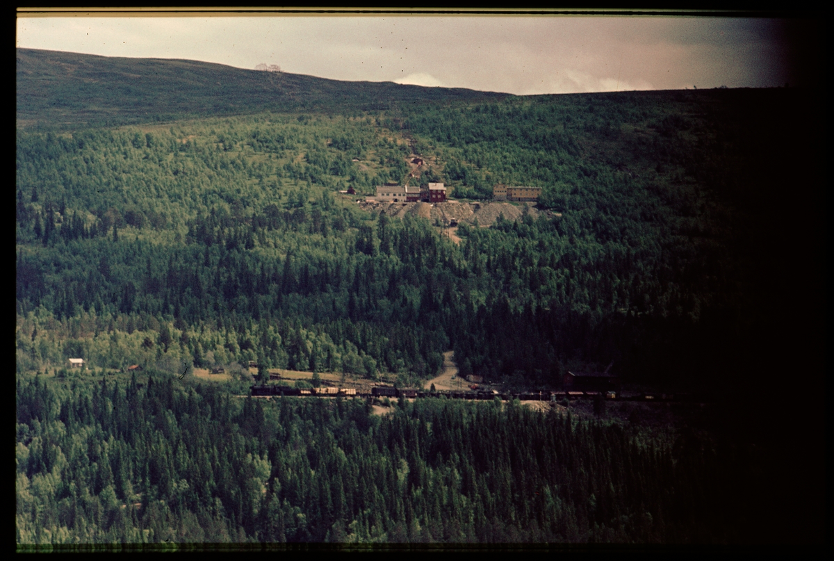 Norges Statsbaner, NSB 63a, "Stortysk" med godståg på Rørosbanen. Upptill i bilden syns Killingdal svavelkisgruva. Gruvan var i drift 1891 till 1986.
