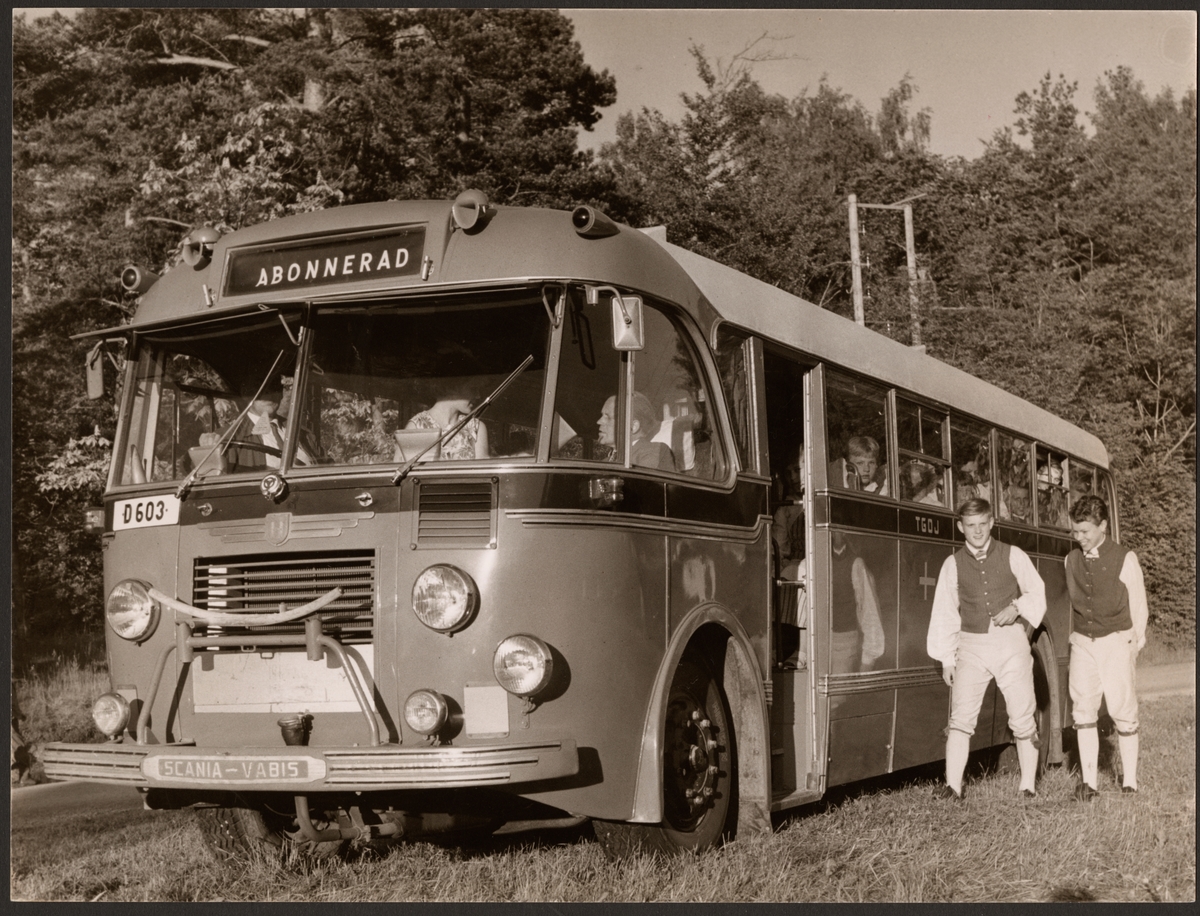 Trafikaktiebolaget Grängesberg - Oxelösunds Järnvägar, TGOJ buss som transporterar ett folkdanslag.