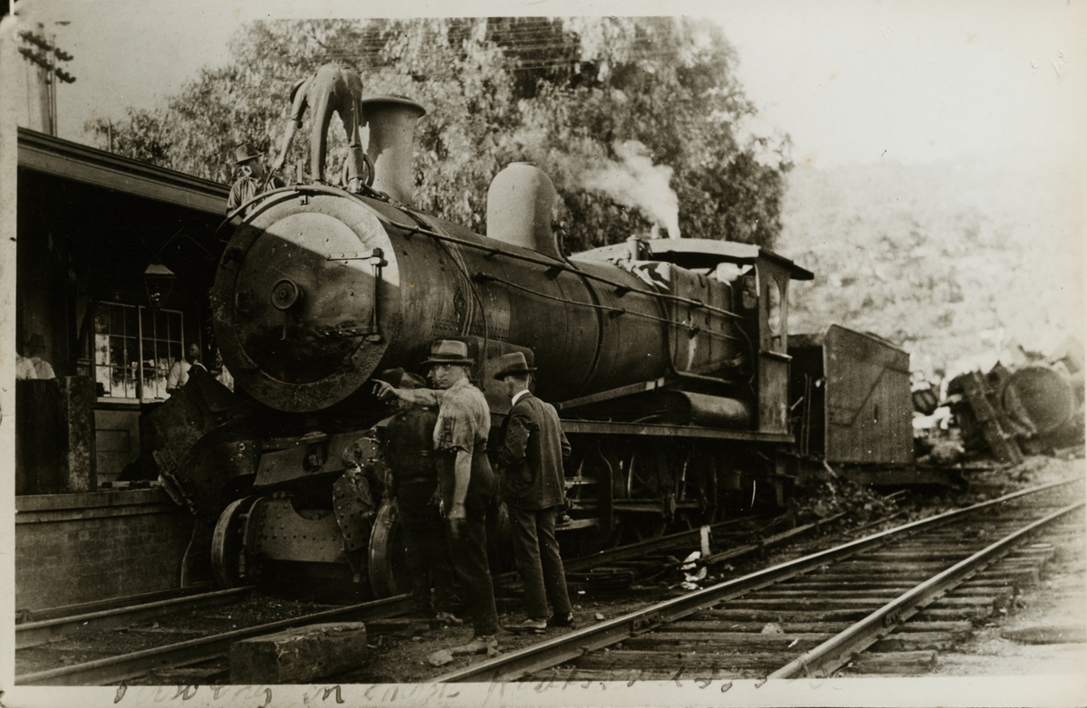 Tågolycka med New South Wales Government Railways, NSWGR ånglok på Hawkesbury River station i Brooklyn, New South Wales, Australien.