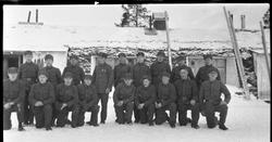 Gruppebilde av militære mannskaper i Svanvik i Pasvikdalen.