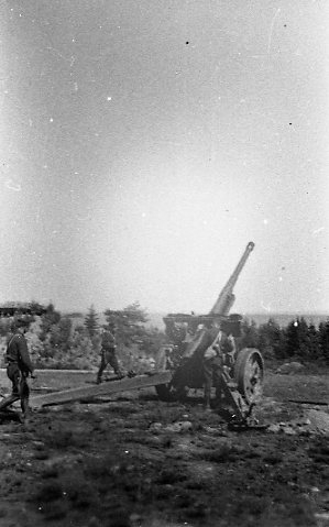 Kanon m/1934. 10,5 cm. Skjutning mot sjömål.