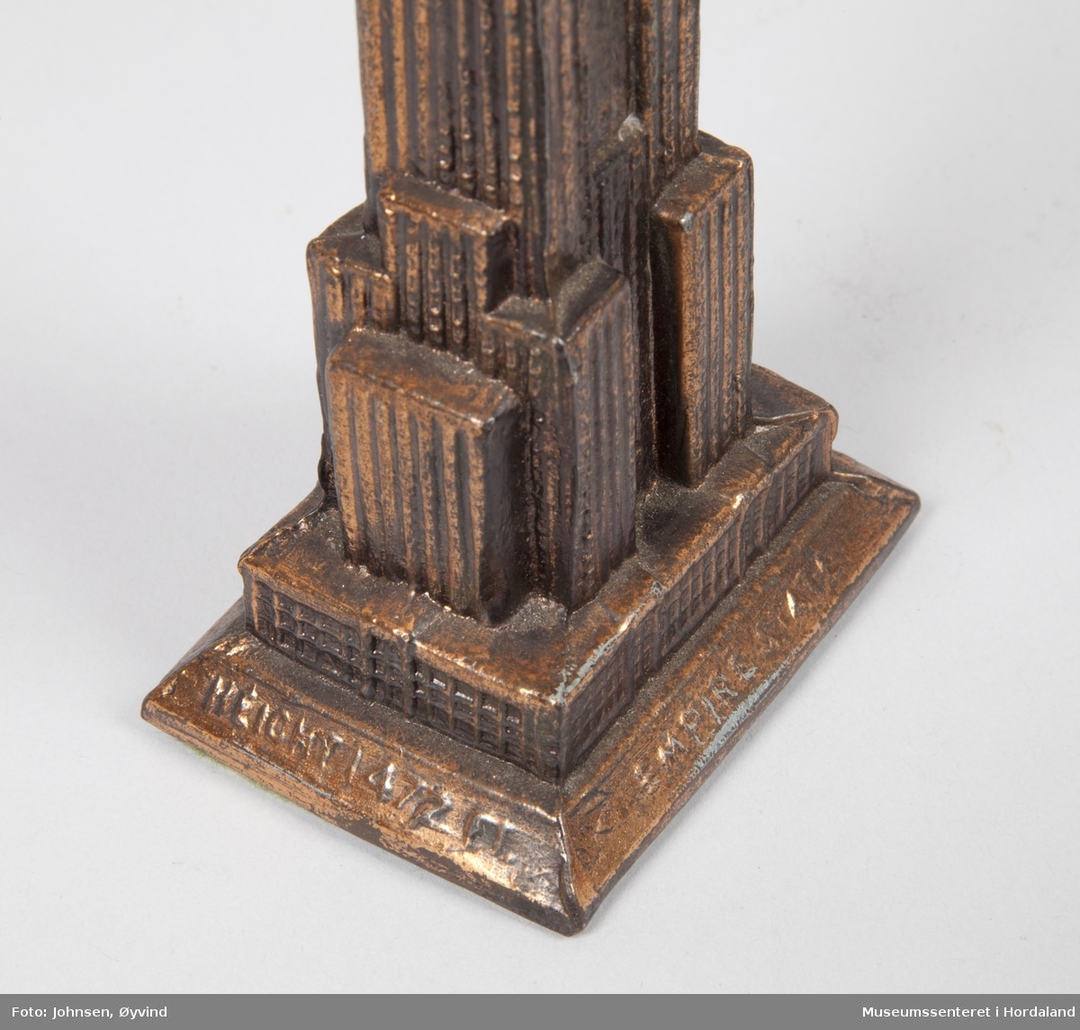 Pyntegjenstand formet som Empire State Building.