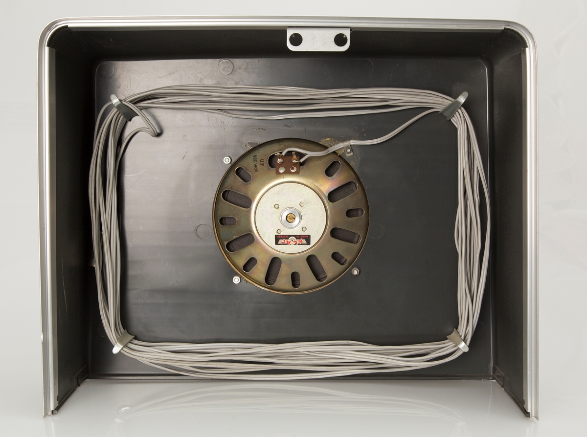Filmframviser fra Bell & Howell, Filmosound 16 mm projector, med avtagbar høyttaler som fungerer som lokk til framviserkassen. Det følger med et ekstra lokk med høyttaler.