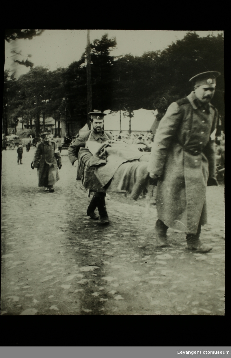 To soldater bærer en sykebåre under den 1.verdenskrig.