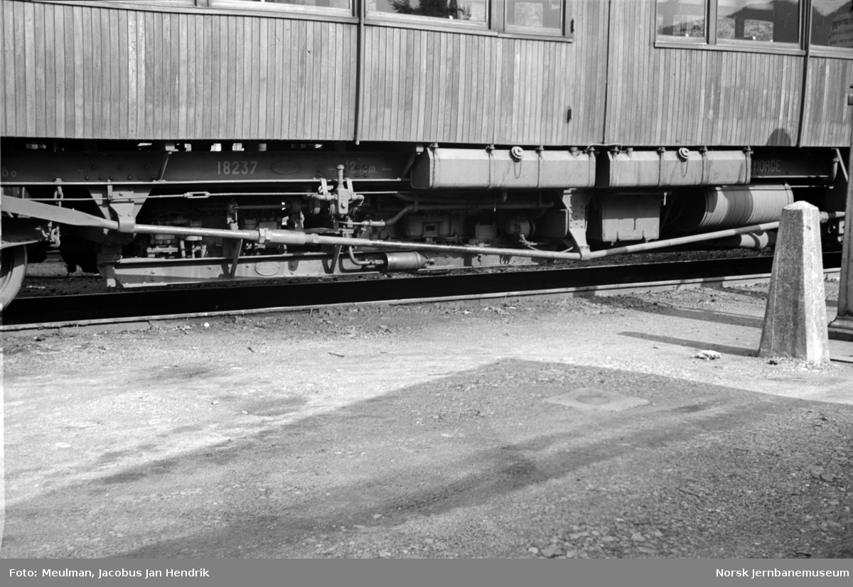 Dieselmotorvogn litra Cmbo 3 (senere Bmdo 83) nr. 18237 på Bergen stasjon. Bæreramme for motor og gearboks.