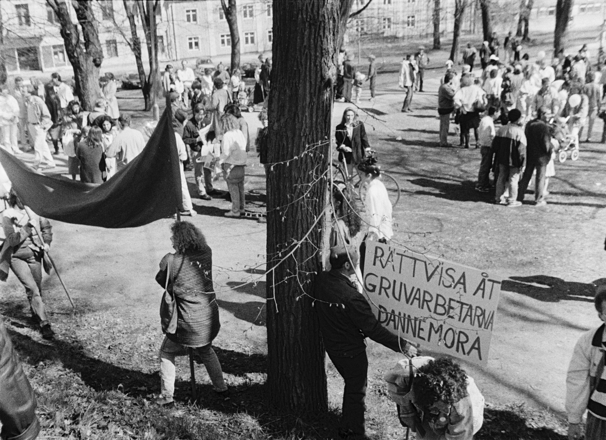 Raslastare Tore Norbäck deltar i Vänsterpartiets första maj-demonstration, Slottsbacken, Uppsala maj 1989