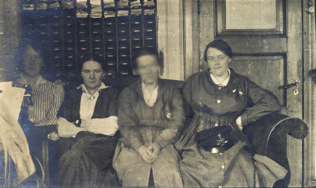 4 damer fra telegrafstasjonen i Vadsø 1917-1918.